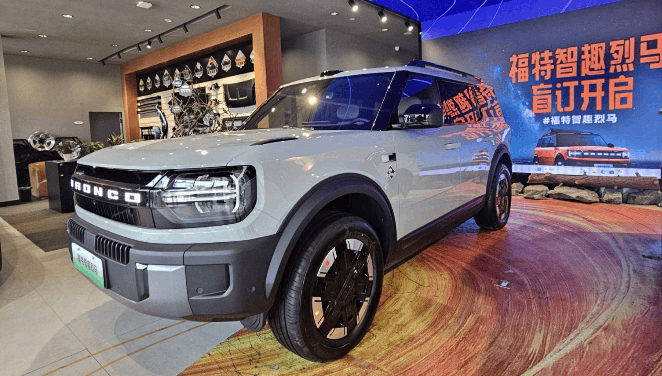 装下整个生活的“全地形露营SUV”冰球突破福特智趣烈马探店：一台能(图4)